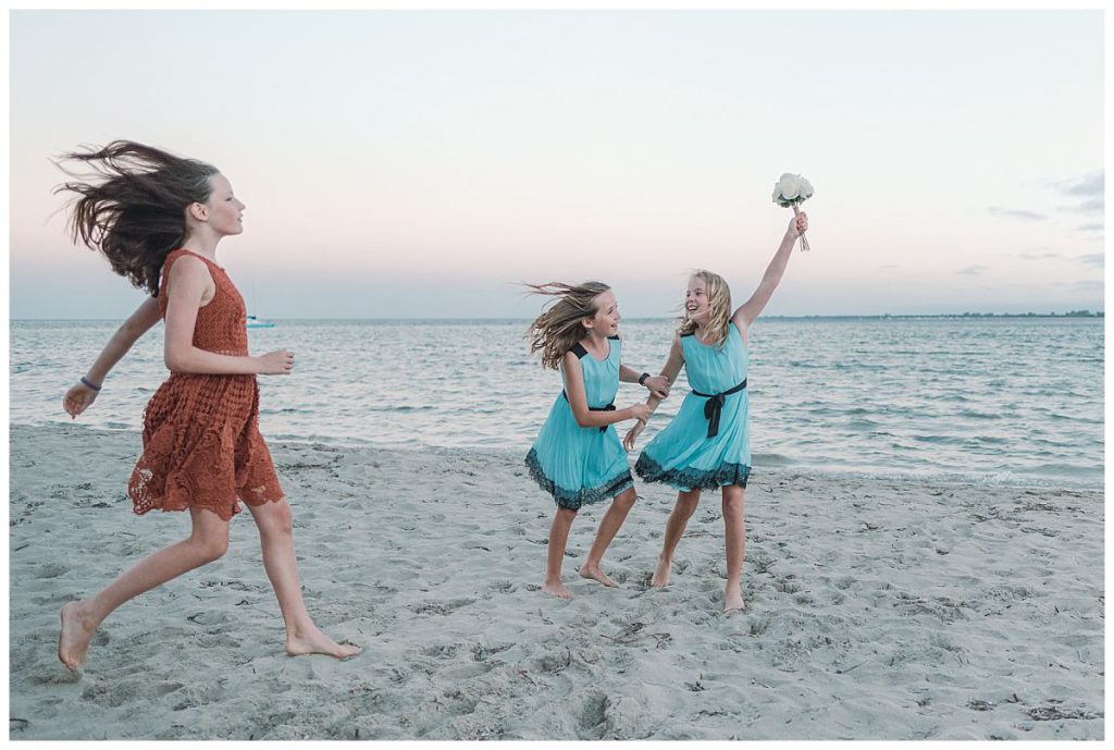 wedding-flowers-catch-photo