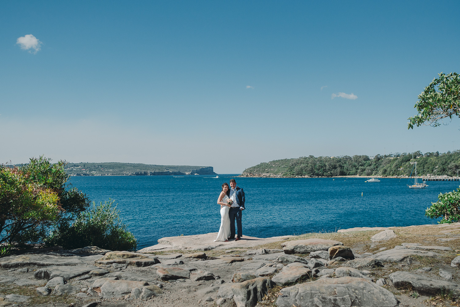 Hsban-and-wife-wedding-photo-in-balmoral-Beach-sydney-harbour-view-photo