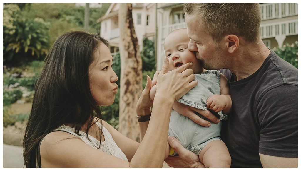 family-cuddles-photo-session-sydney-video