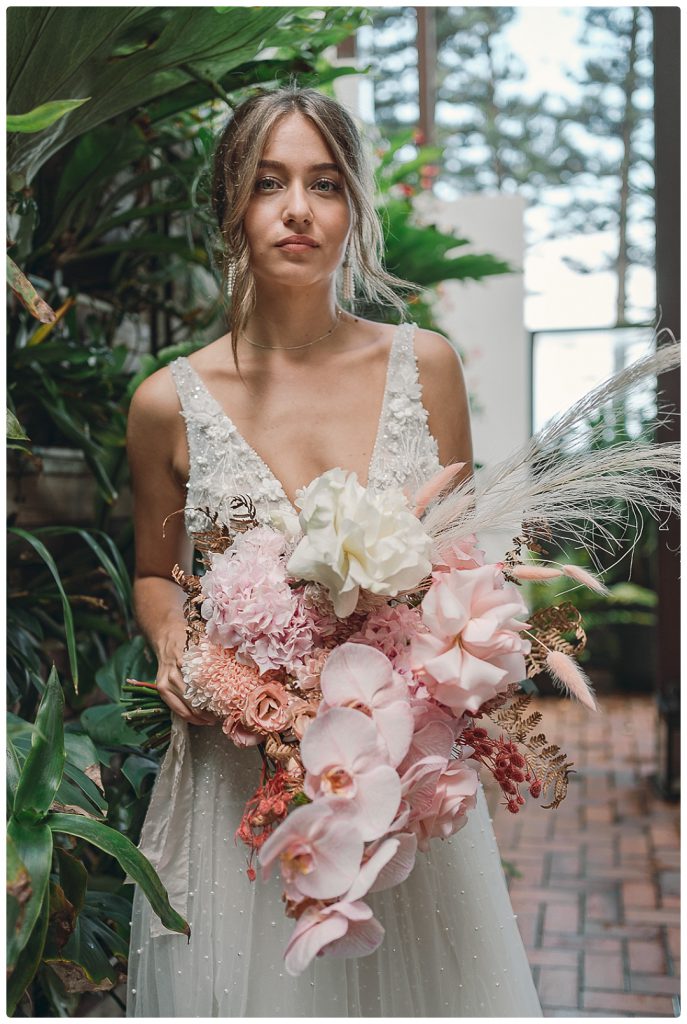 photo-northern-beaches-wedding-bride-with-bouquet