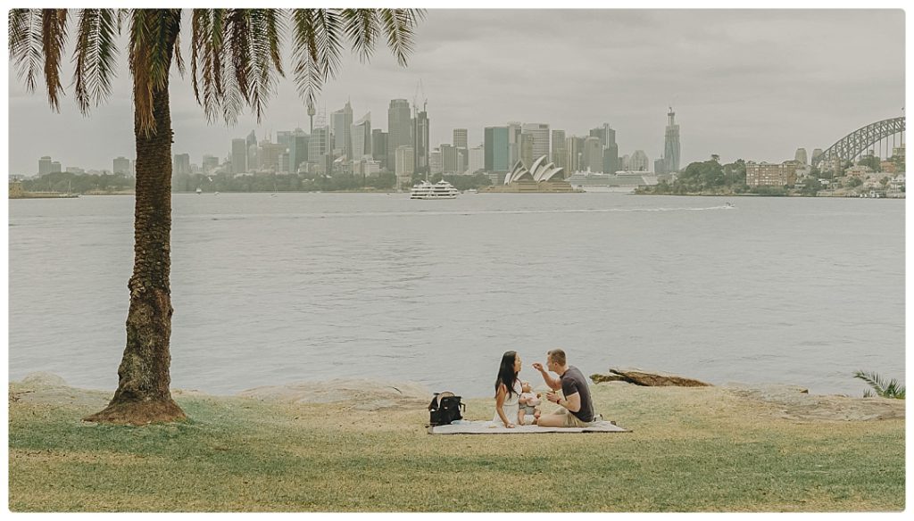 family-picnic-sydney-opera-house-on-the-bacground-photo-session