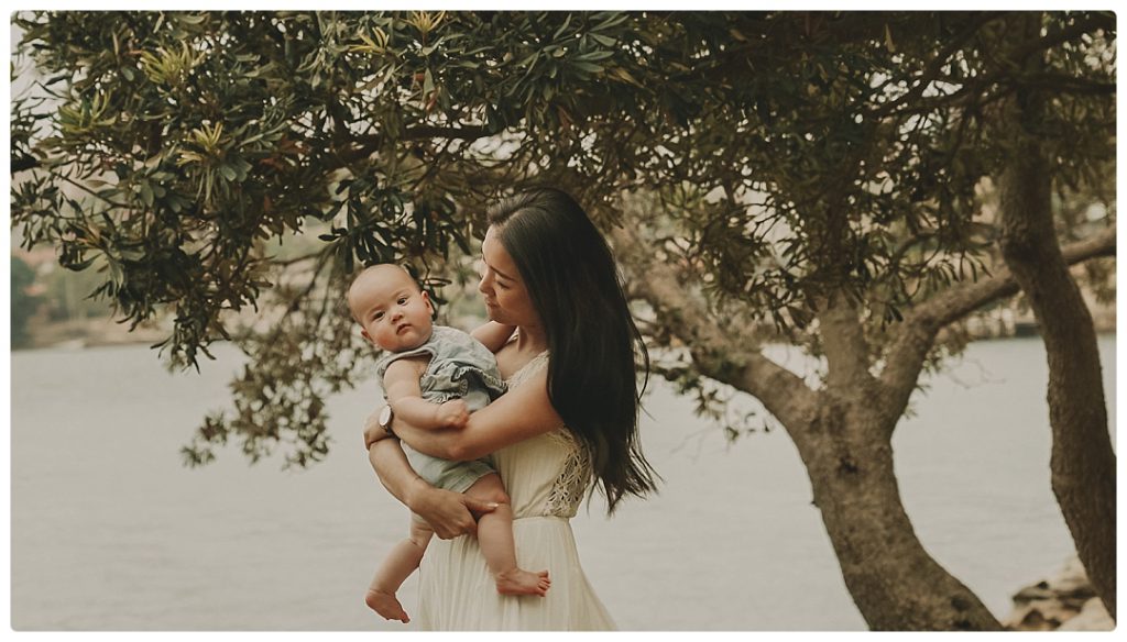 photo-mother-holds-baby-on-photo-session