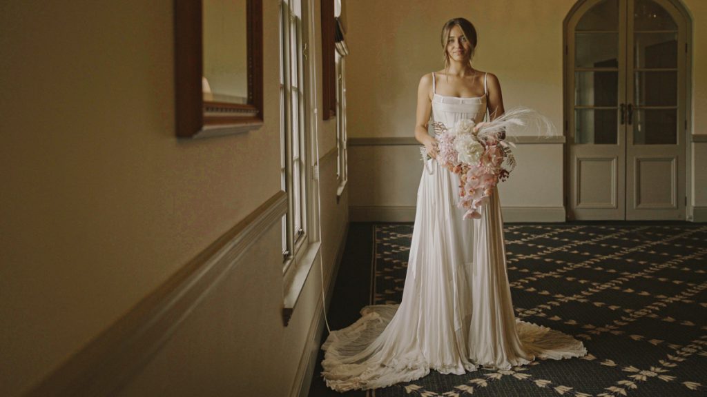 classic-wedding-portrait-of-the-bride-video