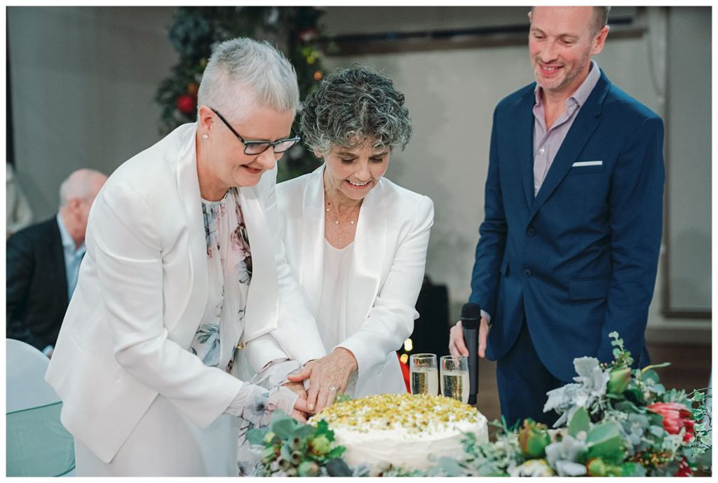 cake-cutting-wedding-photo