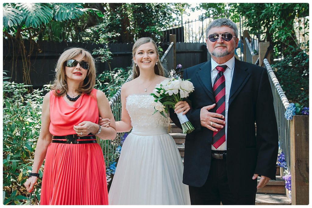 parents-led-their-daughter-to-the-wedding-ceremony-photo