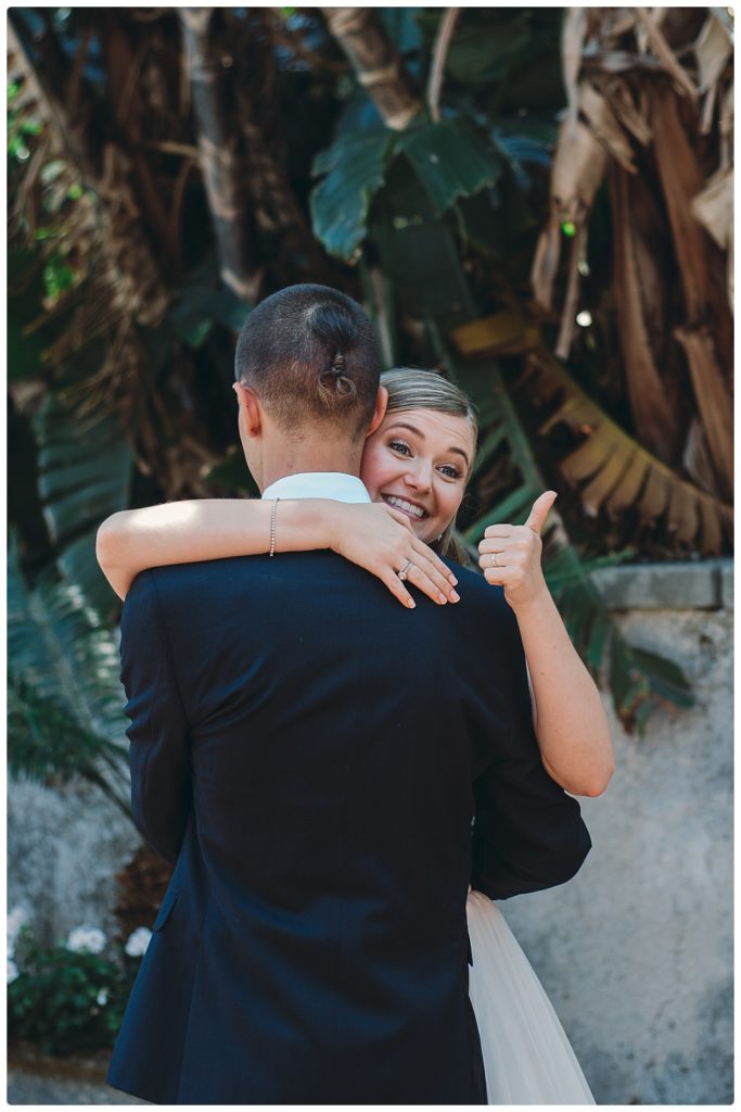 thumb-up-first-dance-at-the-wedding-photo