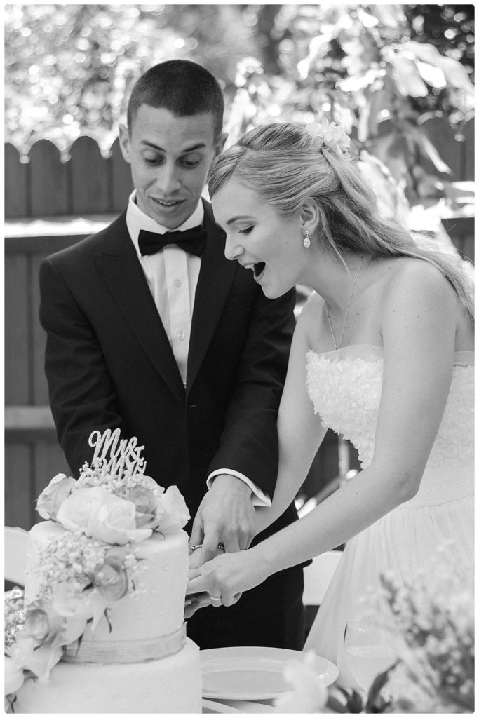 wedding-cake-cutting-photo