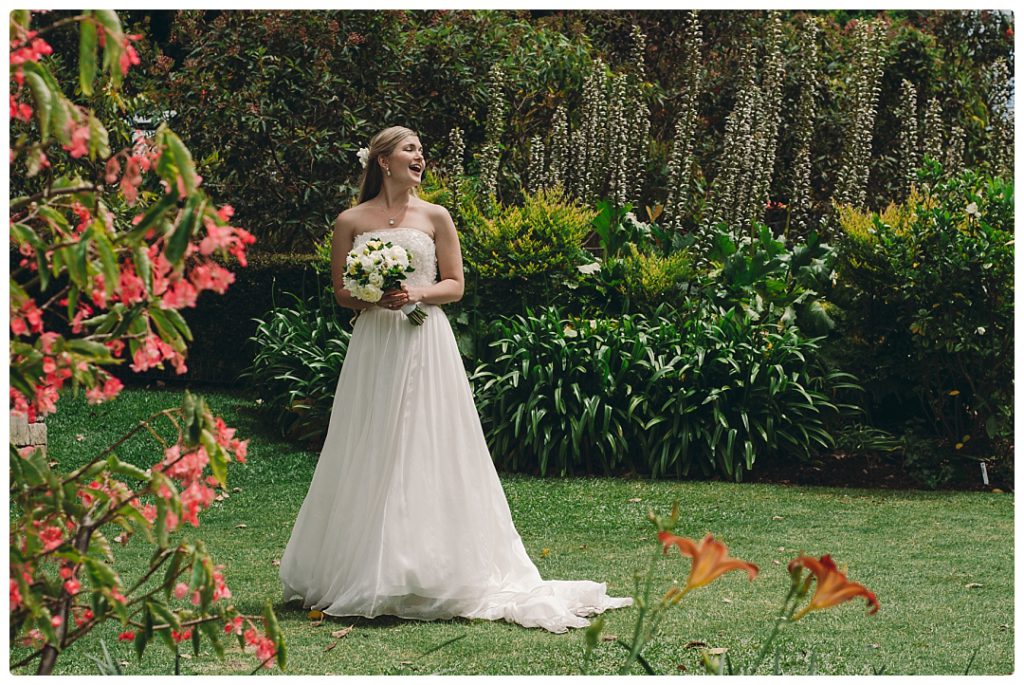 beautiful-bride-readdy to throw-the-bouquet-photo