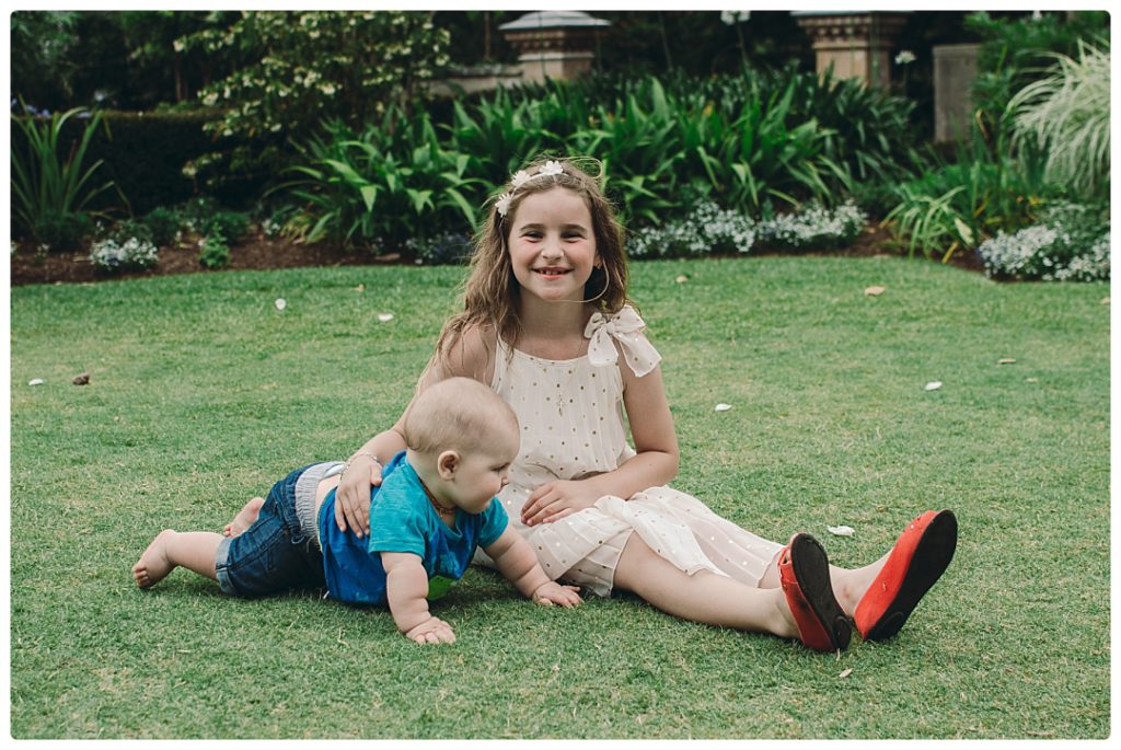 children-play-at-the-wedding-photo