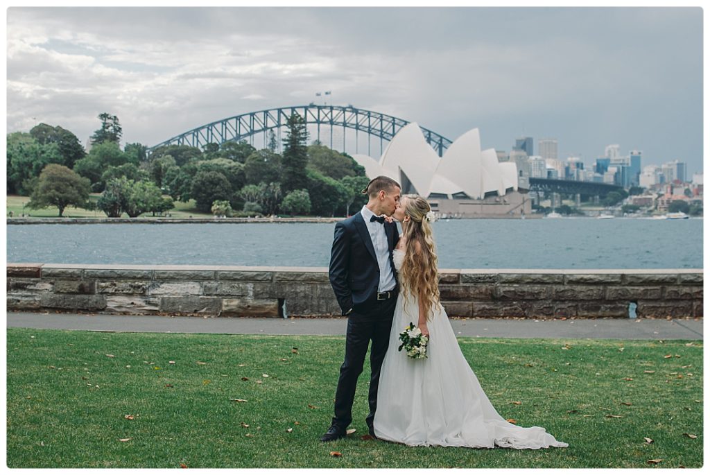 perfect-kiss-with-sydney-opera-house-photo