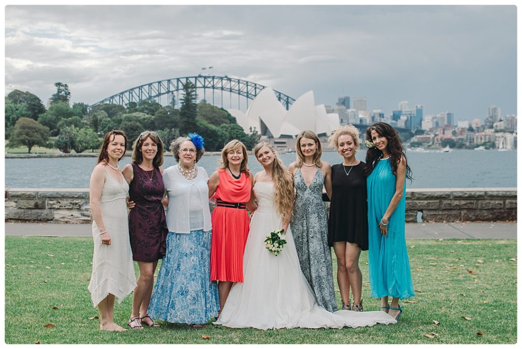 women-family-tree-at-the-wedding-photo