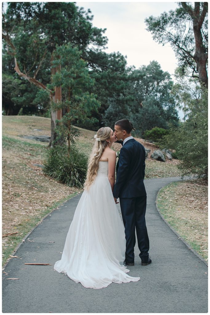 wedding-portraits-husband-and-wife-kiss-photo