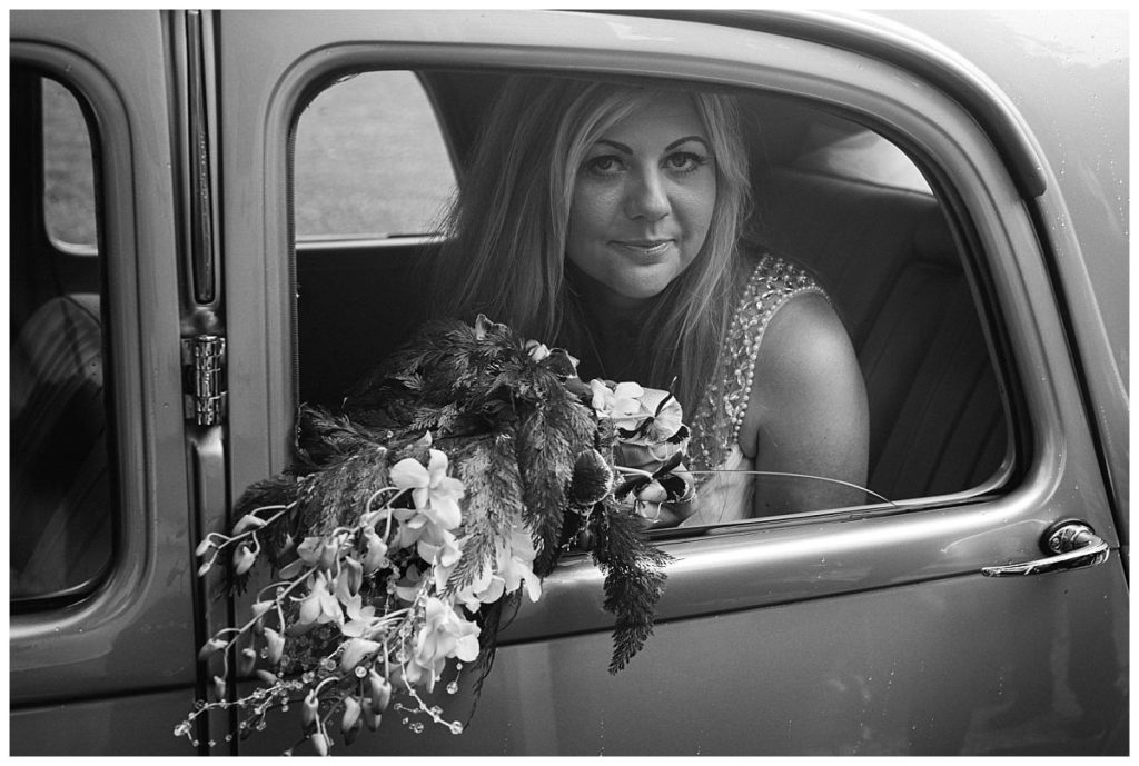 bridal-portrait-in-retro-car-photo